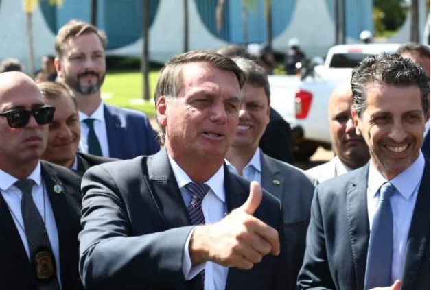 Jair Bolsonaro, atual presidente do Brasil para o mandato de 2018 a 2022. Ele tem cabelos curtos, pretos e usa terno e gravata - Metrópoles