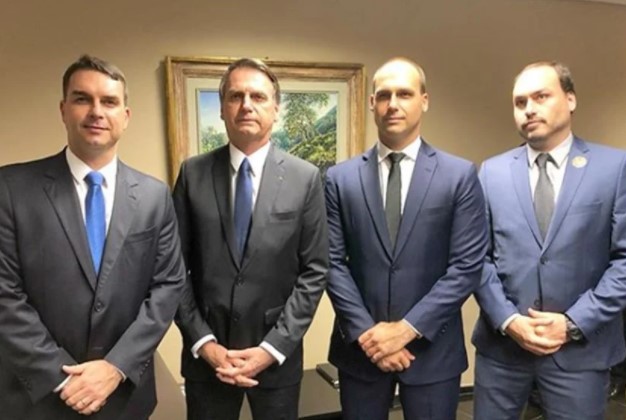 Jair Bolsonaro, atual presidente do Brasil para o mandato de 2018 a 2022. Ele está ao lado dos filhos Eduardo Bolsonaro, Flávio Bolsonaro e Carlos Bolsonaro - Metrópoles