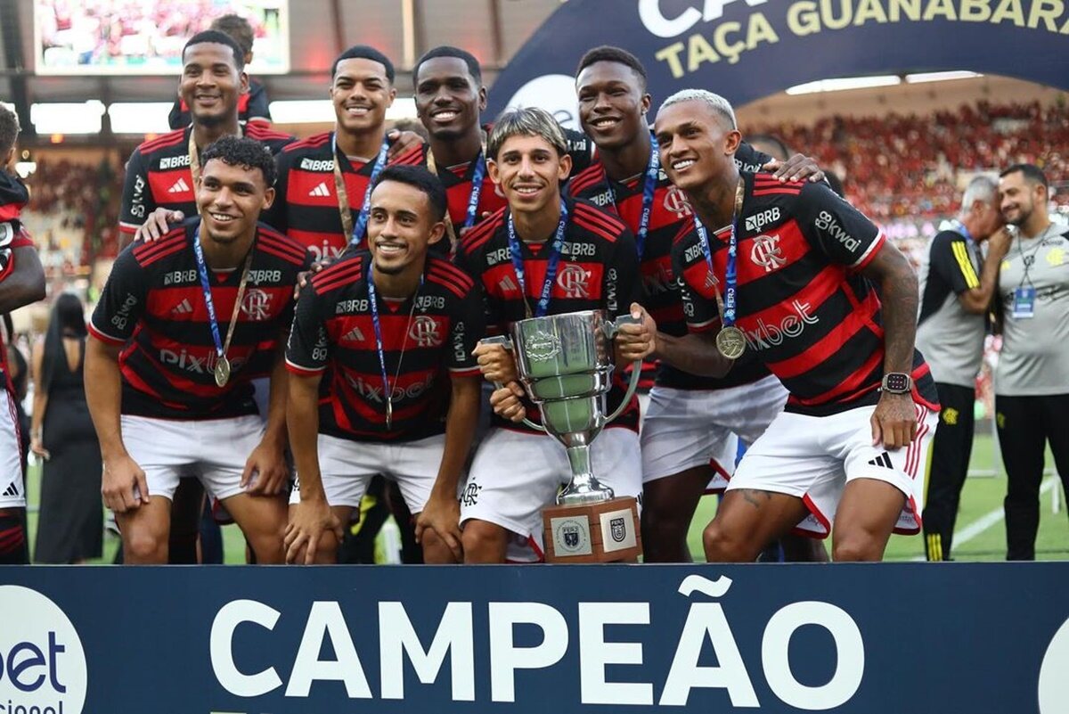 Matheus Gonçalves posa com a taça e os amigos de time - Metrópoles
