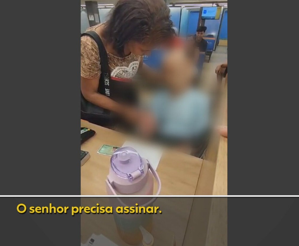Mulher leva corpo em cadeira de rodas para sacar empréstimo no Rio — Foto: Reprodução/TV Globo