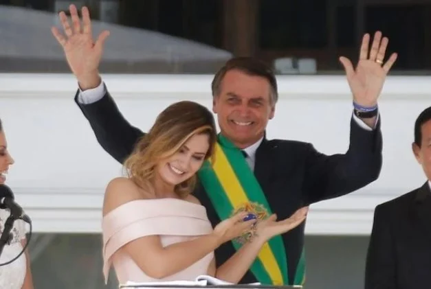 Jair Bolsonaro, atual presidente do Brasil para o mandato de 2018 a 2022. Ele está ao lado da esposa Michelle Bolsonaro - Metrópoles