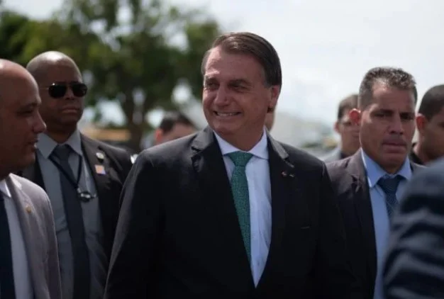 Jair Bolsonaro, atual presidente do Brasil para o mandato de 2018 a 2022. Ele tem cabelos curtos, pretos e usa terno e gravata - Metrópoles