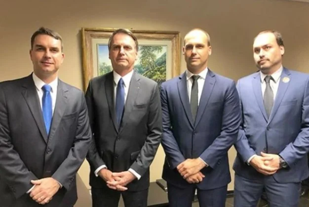Jair Bolsonaro, atual presidente do Brasil para o mandato de 2018 a 2022. Ele está ao lado dos filhos Eduardo Bolsonaro, Flávio Bolsonaro e Carlos Bolsonaro - Metrópoles