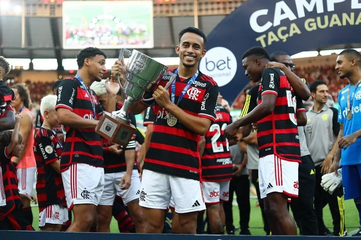 Matheus Gonçalves posa com a taça - Metrópoles